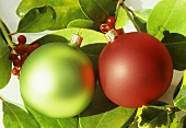 Rote und grüne Weihnachtsbaumkugel