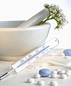 Tabletten, Fieberthermometer und Baldrian