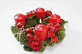 Ein Adventskranz mit roten Kerzen