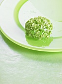 Blüten auf grünem Teller