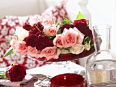 Rosengesteck als romantische Tischdeko