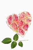Herzförmige Schachtel mit Rosenblüten