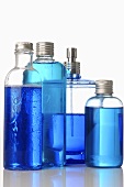 Vier Kosmetikflaschen
