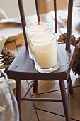 Weihnachtliche Tischdeko: Kerzen auf kleinem Stuhl