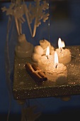 Verschiedene Kerzen und Weihnachtsdeko