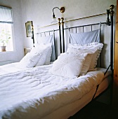 Helles Schlafzimmer mit nostalgischem Doppelbett