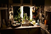 Blick auf die Spüle einer einfachen Küche bei Nacht