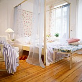 Schlafzimmer mit Dielenboden & Himmelbett mit Chiffonvorhängen