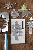 Weihnachtsbaumanhänger aus Silberpapier zum Selberbasteln