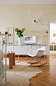 Schaukelstuhl und Sideboard im Wohnzimmer im schwedischen Stil