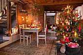 Geschmückter Weihnachtsbaum und Esstisch in rustikaler Ambiente