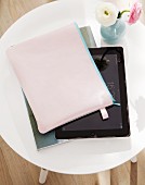 Tablet-PC mit selbst genähter Ziegenleder-Hülle und Ranunkelblüten auf Beistelltisch