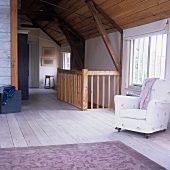 Wohnzimmer mit Holzverkleidung