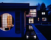 Nachtstimmung - Wohnhaus im japanischen Stil mit Wasserbassin und Steg