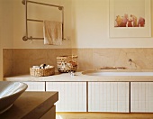 Farbfoto und Edelstahl-Handtuchstange über Badewanne mit Natursteinplatte