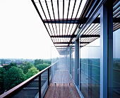 Modernes Wohnhaus mit durchgehender Terrasse und Sonnenschutz aus Holzlamellen