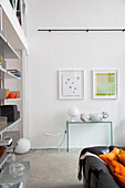 Moderne Wohnzimmer-Ecke mit minimalistischer Dekoration und Kunstwerken an der Wand