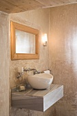 Marmorierte Wände im Badezimmer mit moderner, ovaler Waschschüssel auf Wandboard aus Naturstein