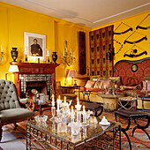Wohnzimmer mit Kamin, gelben Wänden und eklektischer Einrichtung