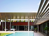 Eine Villa mit Pool