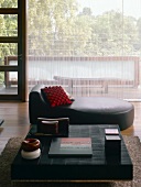 Living room with coffee table and chaise longue