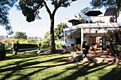 Luxuriöse Villa mit weitläufigem Park und freilaufenden Kranichen