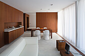 Moderner Wohnraum mit Holzpaneelen und minimalistischem Design