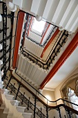 Imposantes Treppenhaus mit neugotischen Fenstern (Ausschnitt)