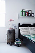 Industrie-Stil im Schlafzimmer: Alter Mülleimer als Nachttisch neben dem Bett