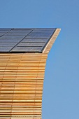 Sonnenkollektoren auf Holzkontruktion eines Öko-Hauses