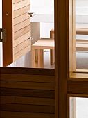 Quer geteilte Tür aus Holzlamellen zu der Terrasse