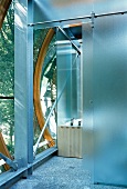 Transluzente Wände und gewölbte gläserne Fassadenkonstruktion in zeitgenössischem Niedrigenergiehaus