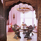 Esszimmer mit orientalischen Holzmöbeln und Kristallleuchter