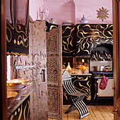 Kitchen with oriental accents, black fronts and golden ornaments