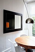 Essplatz mit Tisch, Stühlen, Lampe & Wandspiegel