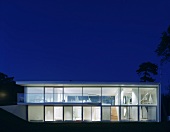 Modernes zweistöckiges Wohnhaus mit Glasfassade