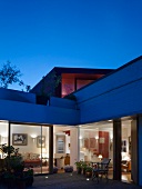 Wohnhaus mit Terrasse & Dachgarten im Abendlicht