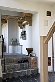 Vorraum mit gefliesten Stufen in renoviertem Landhaus