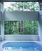 Badezimmer mit Blick auf den Wald