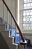 Treppe mit blauem Teppich ausgelegt