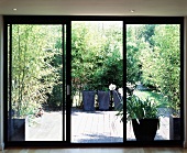 Blick durch Glastüren auf die Terrasse