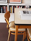 Tisch mit Stühlen neben einem Bücherregal