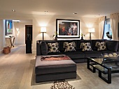 Sofa mit passendem Polstersitzhocker im eleganten Wohnraum