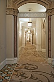 Teppichläufer mit Ornamentmuster und Laternendeckenlampen im Flur einer Villa aus Barockzeit
