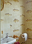 Badezimmerecke mit Fischmotiven auf Tapete an Wand