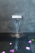 In den Boden eingelassene Designer-Badewanne mit kleinem Wasserfall