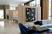 Helles Sofa in Wohnraum mit Raumteiler zwischen Wohn- und Essbereich in klassisch modernem Haus
