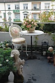 Balkon mit Tisch, Stuhl und Blumenschmuck