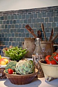 Keramikschalen mit Gemüse auf Küchenarbeitsplatte und gefliester Spritzschutz an Wand