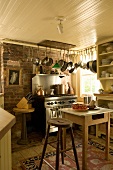 Alte Landhausküche mit Küchentisch und Barhocker